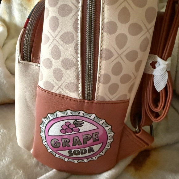 Loungefly x Pixar Up with Carl and Ellie - Picture 2 of 7